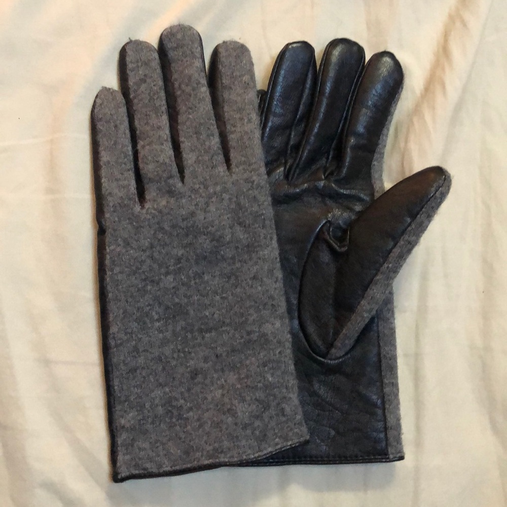 Grey/faux leather gloves